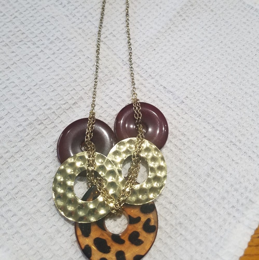 Goldtone fashion necklace